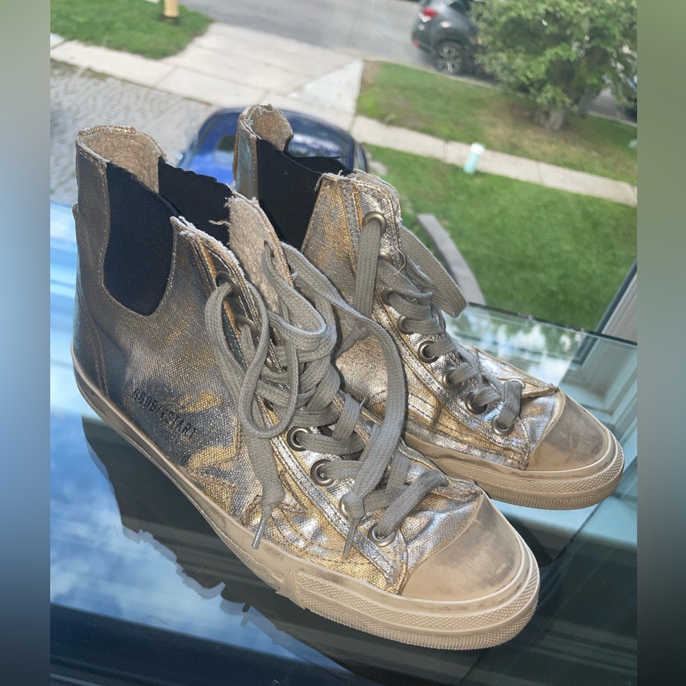 LIMITED ADDITION GOLDEN GOOSE SHOES!!! worn once🤍🤍 og price: 655$